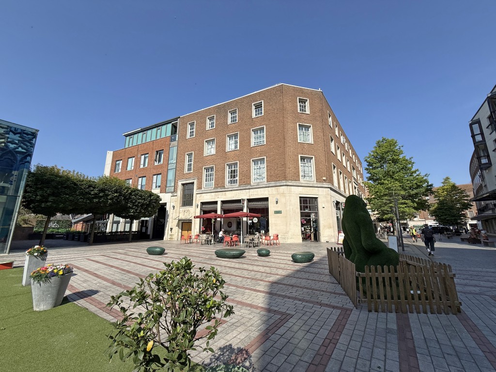 Lot: 27 - ONE-BEDROOM APARTMENT IN CITY CENTRE - main building in city centre